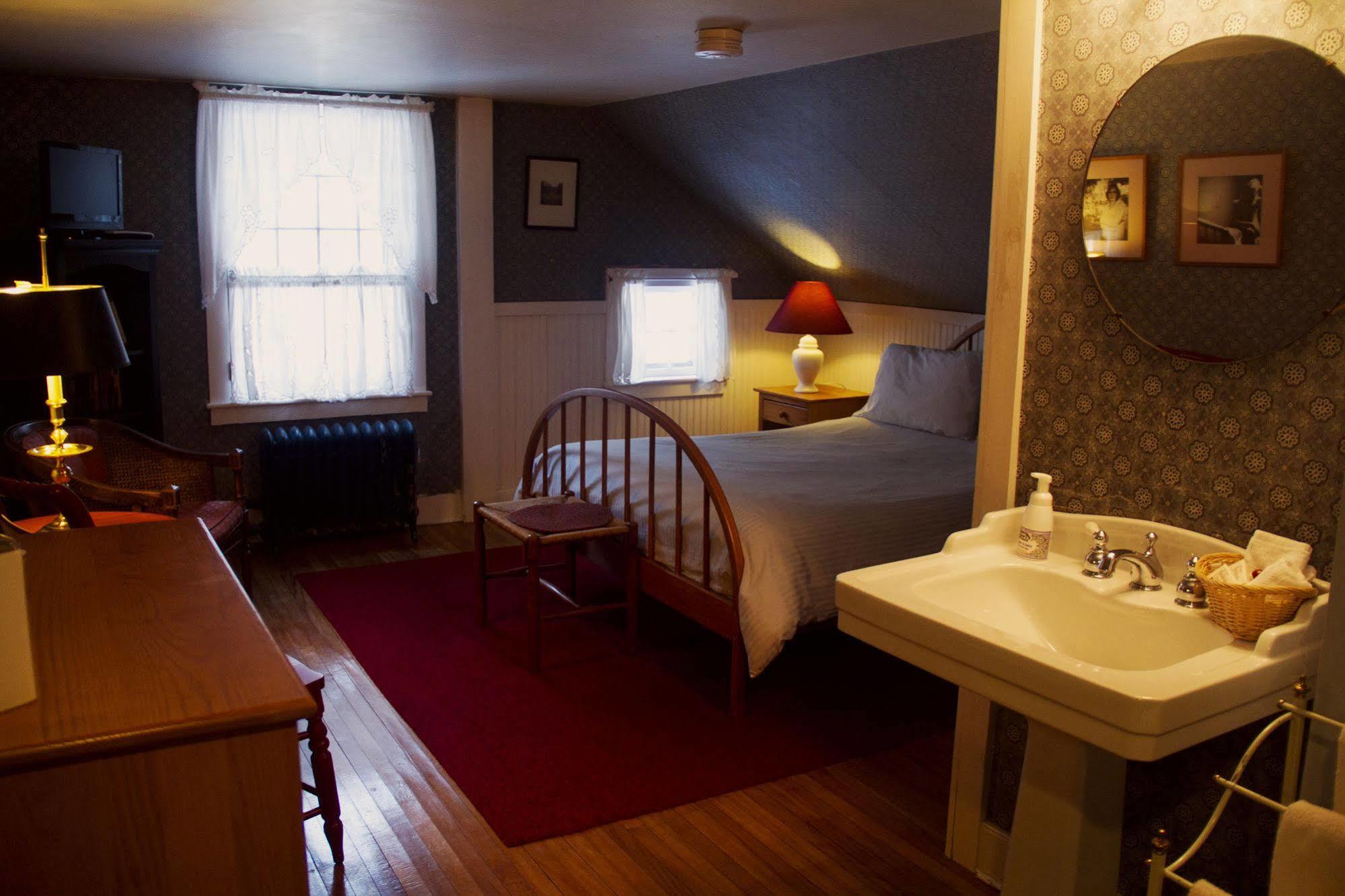 Inn At Baldwin Creek & Mary'S Restaurant Bristol Екстериор снимка